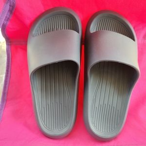 Womens Grey Sandals Slippers. Size 7.5-8.5